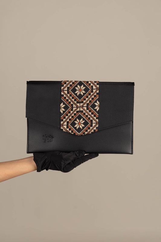 Julia Chic Threaded Clutch